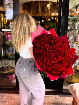 ✨ 100 růží = 100 důvodů k radosti.☺️ Kolik růží by udělalo radost vám? 🌹 • • • #kytka #kytky #kvetina #kvetiny #kytice...