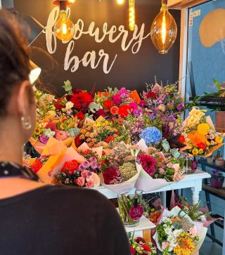 🧑🏼‍🏫První školní den je tu! Nezapomeňte potěšit paní učitelky, učitele nebo své školáky krásnou květinou. 🌼💐 Kytice plné...