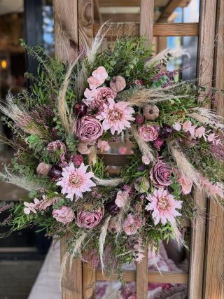 Už je pomalu čas pustit si domů podzim… 🍁Ale tentokrát do růžova. 🎀 • • • #podzim #podzimnidekorace #venec #venecnadvere...