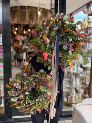 Podzim je tady a s ním i naše nové věnce 🍁✨ Přijďte si pro ten, který vám padne do oka! #podzim #vence #podzimnivenec...