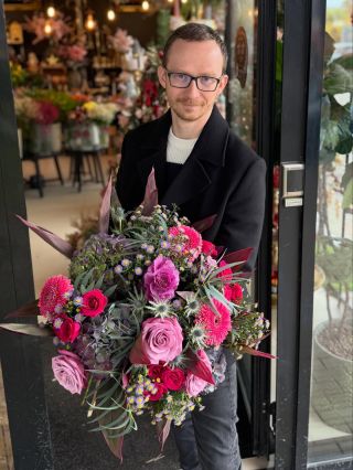 Ještě pár dní, kdy to venku voní podzimem 🍂 Jedna z posledních kytic v barvách tepla, než je vystřídá vánoční jiskření ✨🎄...