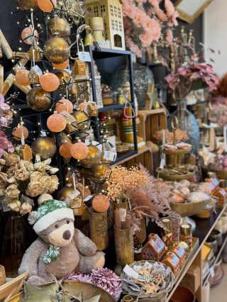 Už jste viděli, jak to u nás vypadá? 🎄😍 Naše prodejna se proměnila v malý vánoční ráj – světýlka, ozdoby a spousta...