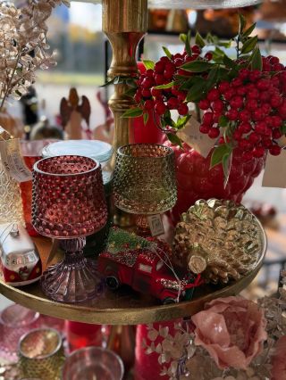 Kdo bude mít letos Vánoce do červena? 🎄❤️ U nás v obchodě rozhodně najdete, co k tomu potřebujete.😍 #vanoce #advent...