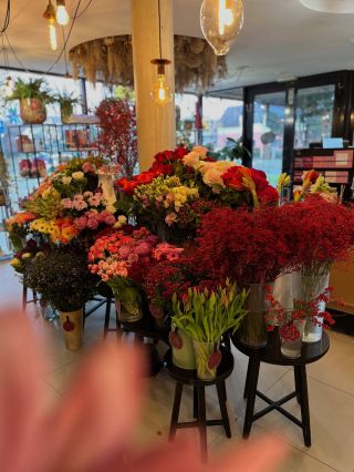 Na víkend jsme připraveni!🎄✨ Čerstvé kytice, vánoční vazby i drobné radosti pro vaše blízké na vás čekají. Zastavit se u...